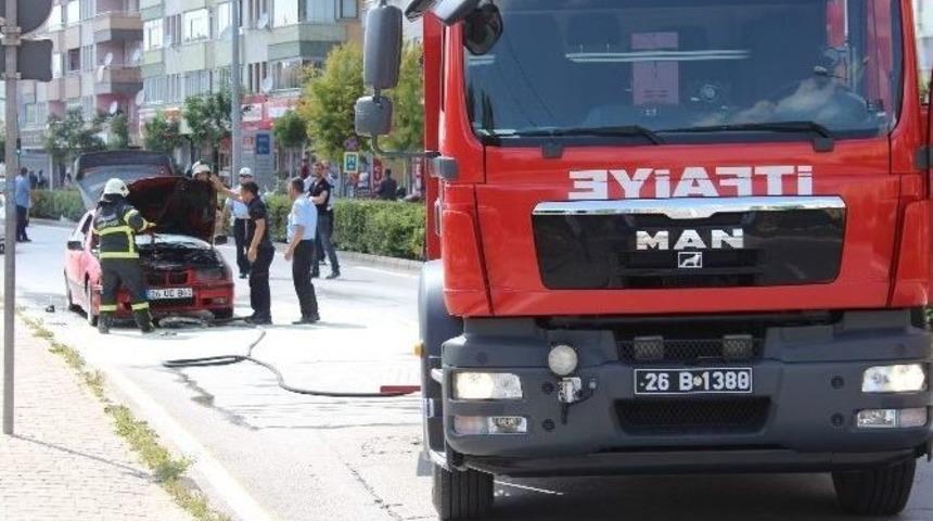 Otomobilleri Yanan Gen&ccedil; Kız G&ouml;zyaşlarına Boğuldu