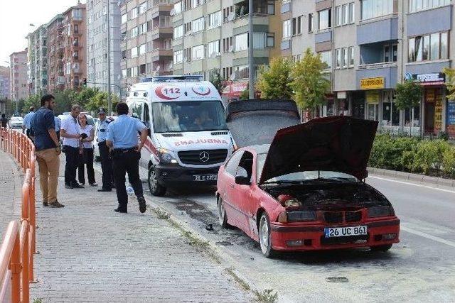 Otomobilleri Yanan Genç Kız Gözyaşlarına Boğuldu