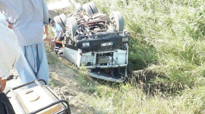 Saman Y&uuml;kl&uuml; Tır Kanala Devrildi: 5 Yaralı