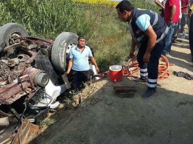 Saman Yüklü Tır Kanala Devrildi: 5 Yaralı