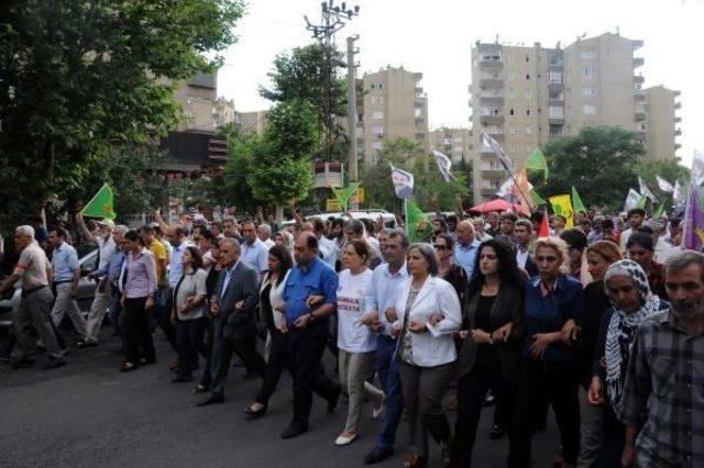 Işid'in Kobani'ye Saldırısı, Diyarbakır'da Yürüyüşle Protesto Edildi