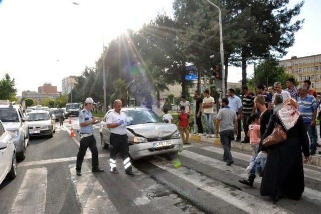 Adıyaman’Da Iki Otomobil Çarpıştı: 3 Yaralı