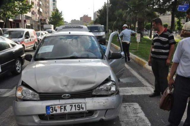 Adıyaman’Da Iki Otomobil Çarpıştı: 3 Yaralı