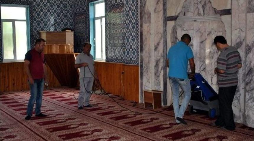 İncirliova’da Cami Temizlikleri Devam Ediyor