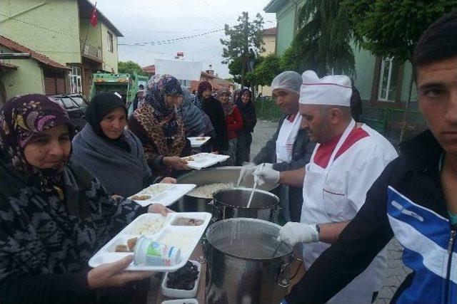 İnönü Belediyesi Sokak İftarlarında Dereyalak Mahalle Sakinlerini Misafir Etti