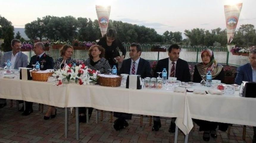 Vali D&uuml;zg&uuml;n Şehit Aileleri İle İftarda Buluştu