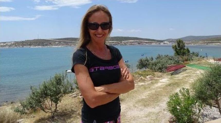 Turizm Cenneti Ala&ccedil;atı'da, S&ouml;rf Sporuna &Ccedil;ocuk Ilgisi