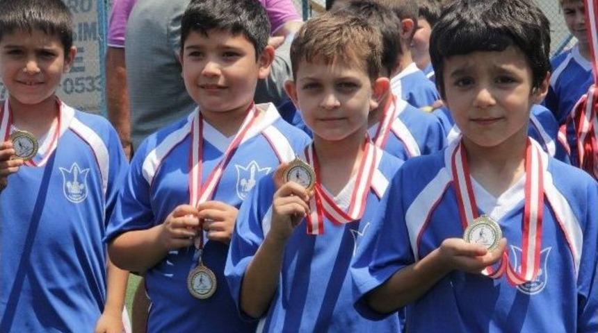 Konak&rsquo;ta Minik Sporcuların İlk Madalya Sevinci