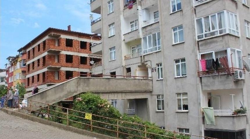 Bu Apartmanın Girişi Diğerlerinden Farklı