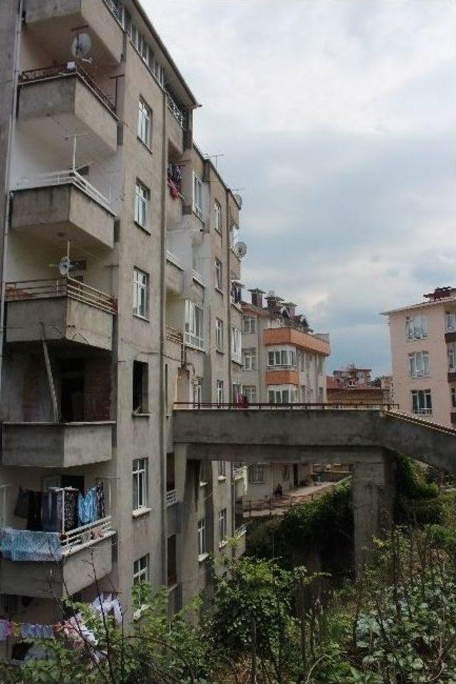 Bu Apartmanın Girişi Diğerlerinden Farklı