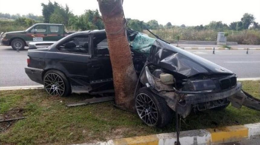 Ağaca &Ccedil;arpan Otomobil Hurdaya D&ouml;nd&uuml;: 1 Yaralı