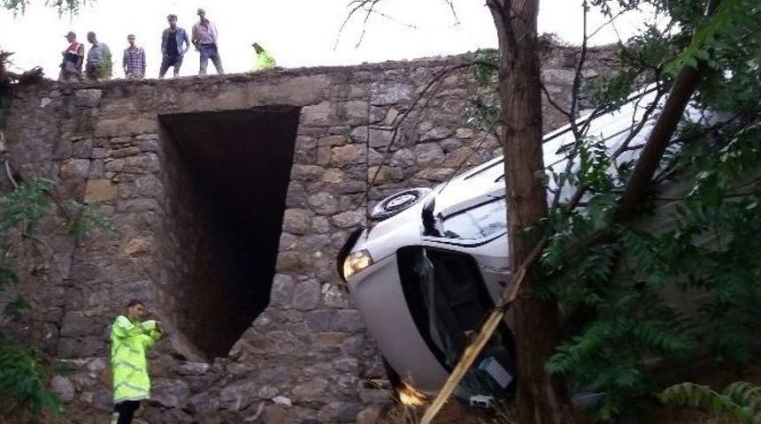 Minib&uuml;s Şarampole Yuvarlandı: 1 Yaralı