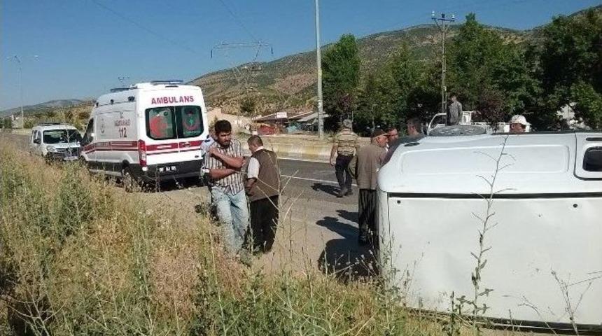 Otomobil Ref&uuml;je &Ccedil;arpıp Yan Yattı: 2 Yaralı