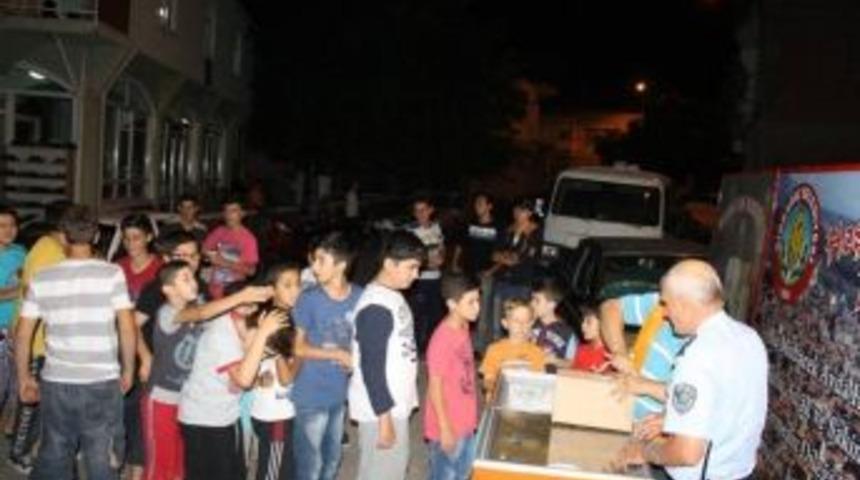 Kırkağa&ccedil; Belediyesi&rsquo;nden Teravih Sonrası Dondurma İkramı