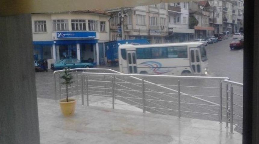 Demirci&rsquo;de Şiddetli Yağış