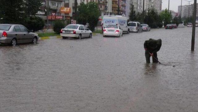 Uşak'ta 1 Saatlik Sağanak Hayatı Felç Etti