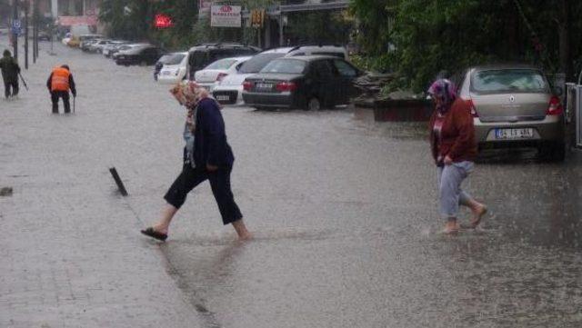 Uşak'ta 1 Saatlik Sağanak Hayatı Felç Etti