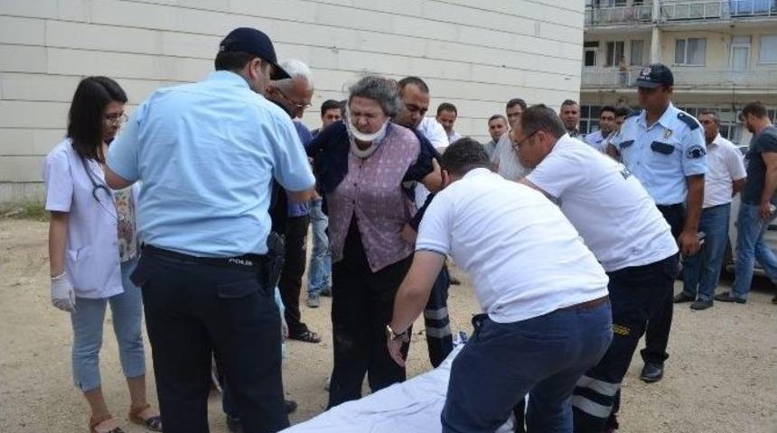 Geri Manevra Yaparken Kadına &Ccedil;arptı