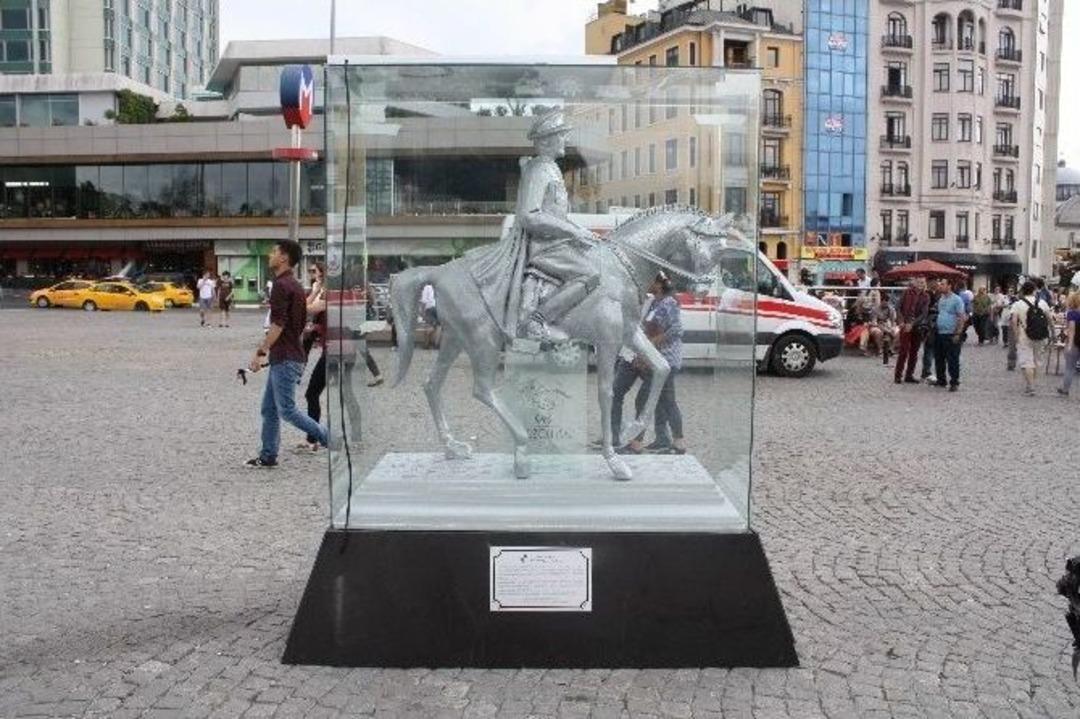 89. Gazi Koşusu &Ouml;ncesi Taksim&rsquo;e Konulan Atat&uuml;rk Heykeline Yoğun İlgi