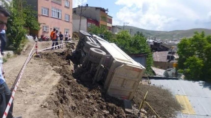 Kamyon Evin &Ccedil;atısına Devrildi