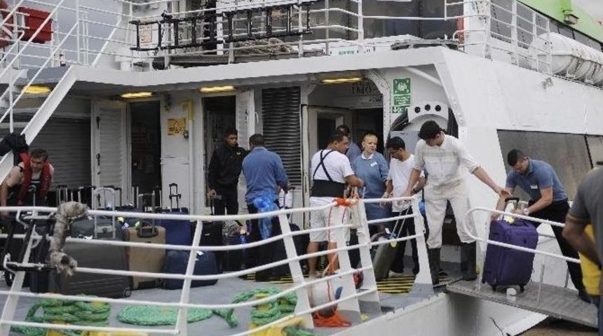 Kaza Yapan Yolcu Gemisinde Tahliye İşlemi Başladı