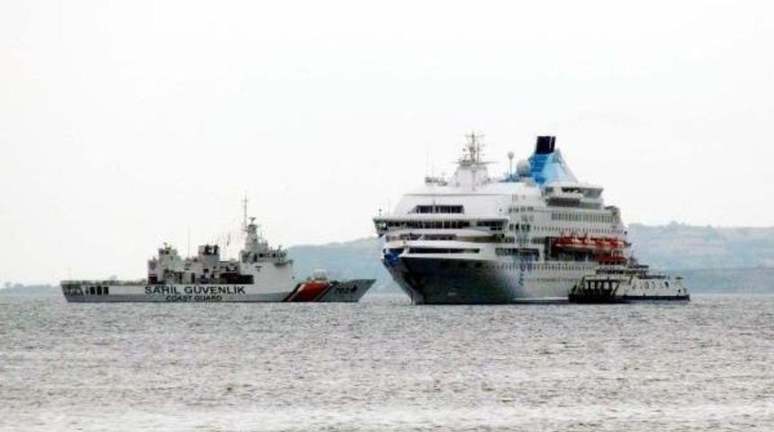 Gelibolu &Ouml;nlerinde Yolcu Gemisiyle Tanker &Ccedil;arpıştı (4)