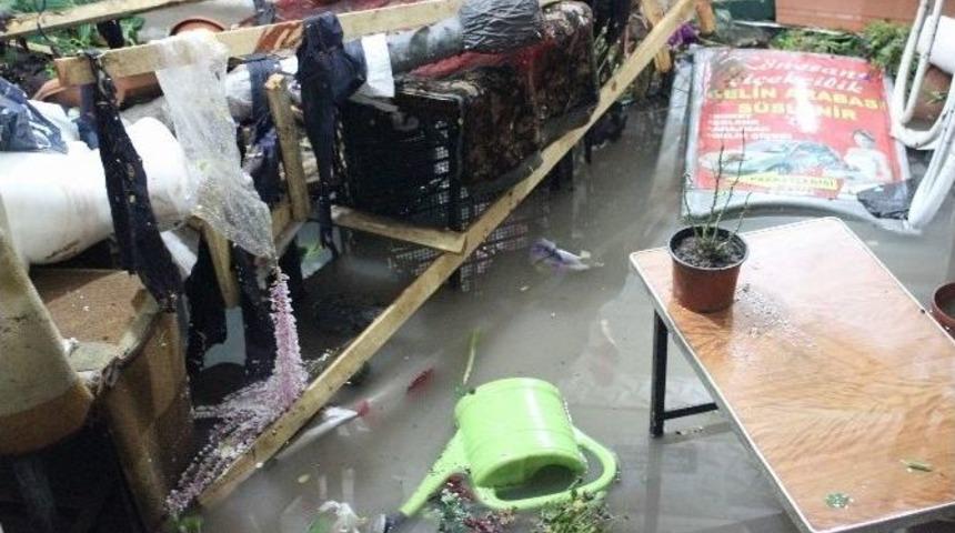 Kırşehir&rsquo;de Yağış Sonrası Esnaf Yaralarını Sarıyor