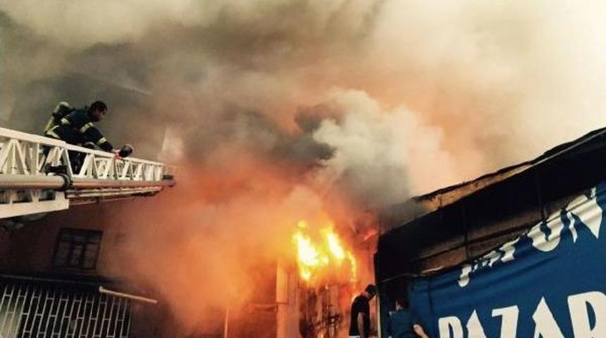 Alışveriş Merkezinde Yangın; 9 Kişi Hastanelik Oldu