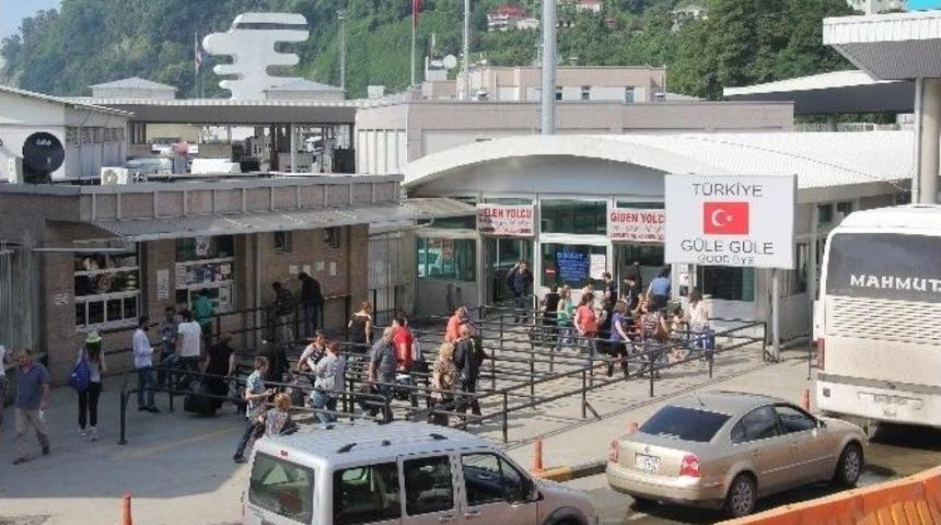 Sarp Sınır Kapısı&rsquo;nda Fıkra Gibi Labirent