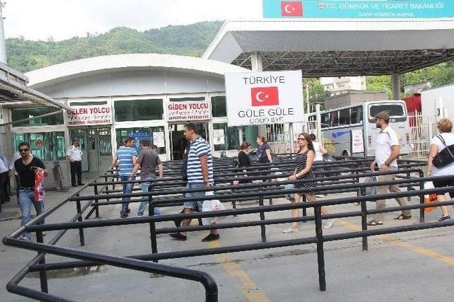 Sarp Sınır Kapısı’nda Fıkra Gibi Labirent