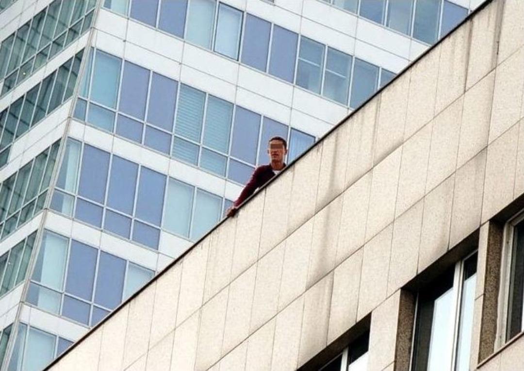 İş Merkezinin &Ccedil;atısına &Ccedil;ıkan Gen&ccedil;, Yılmaz Erdoğan&rsquo;dan Yardım İstedi