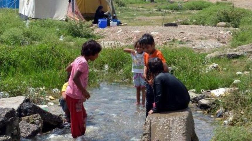 Suriyeli &Ccedil;ocukların Su Birikintisinde Serinleme &Ccedil;abası