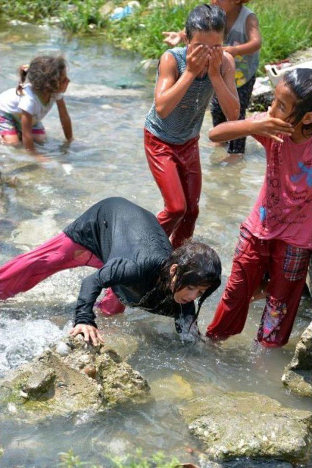 Suriyeli Çocukların Su Birikintisinde Serinleme Çabası