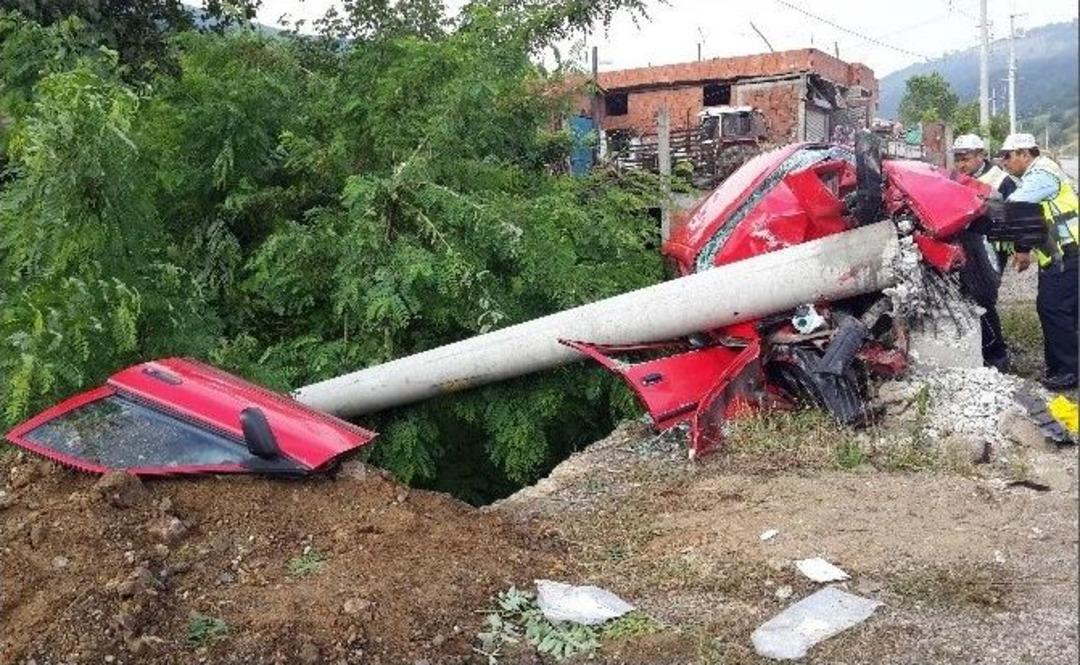 Otomobil Elektrik Direğine &Ccedil;arptı: İki &Ouml;l&uuml;