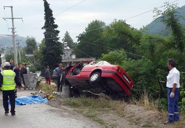 Otomobil Elektrik Direğine Çarptı: İki Ölü G1