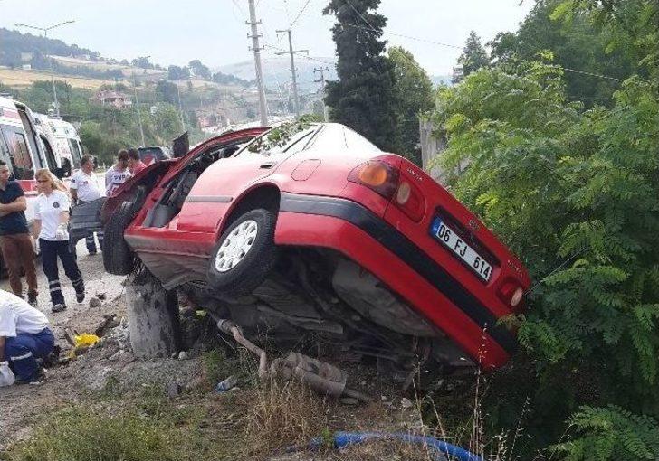 Otomobil Elektrik Direğine Çarptı: İki Ölü G2