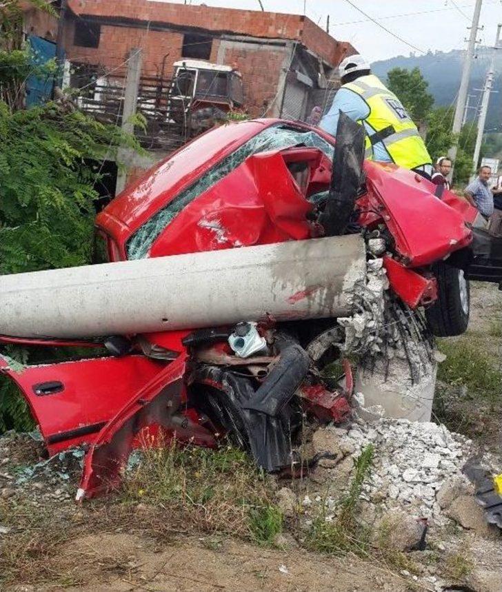 Otomobil Elektrik Direğine Çarptı: İki Ölü G5