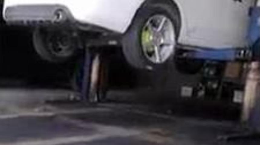 Otomobile Giren Yılan Böyle Çıkartıldı