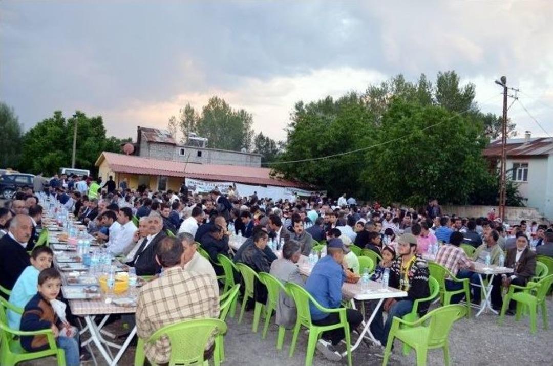 Adilcevaz&rsquo;da Y&uuml;zlerce Kişi İftar Yemeğinde Buluştu