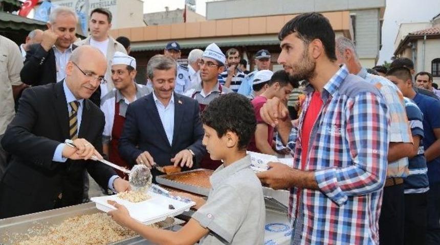 Bakan Şimşek Şehrek&uuml;st&uuml;&rsquo;de Yemek Dağıttı