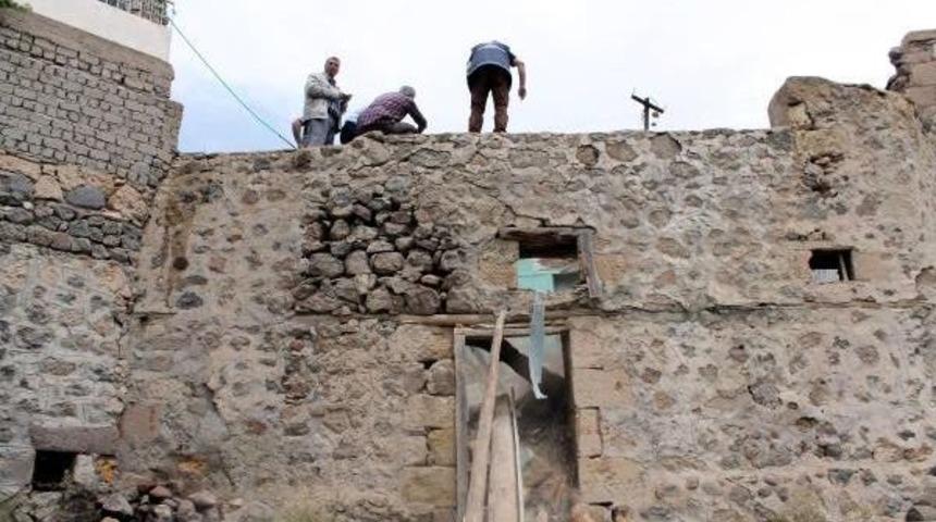 Niğde'de Kerpi&ccedil; Ev &Ccedil;&ouml;kt&uuml;, 4 Kişilik Aile Enkaz Altında Kaldı