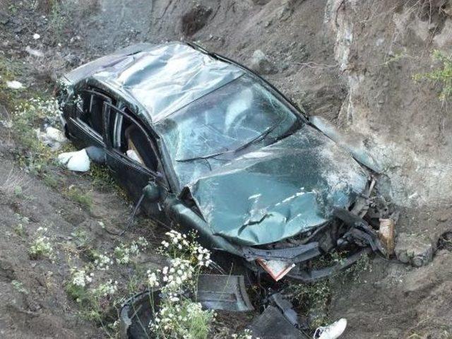 Yozgat'ta Otomobil Uçuruma Yuvarlandı: 4 Yaralı