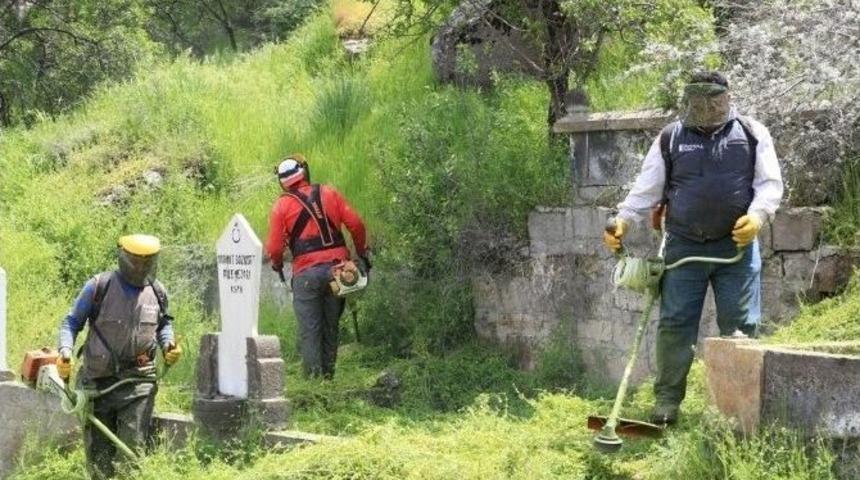 Melikgazi Belediyesince Mezarlıklarda Temizlik Ve Bakım &Ccedil;alışması