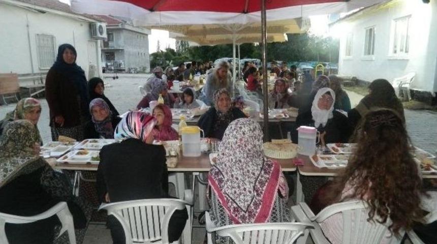 İmece Usul&uuml; İle G&uuml;nde 250 Kişiye İftar Yemeği Veriyorlar