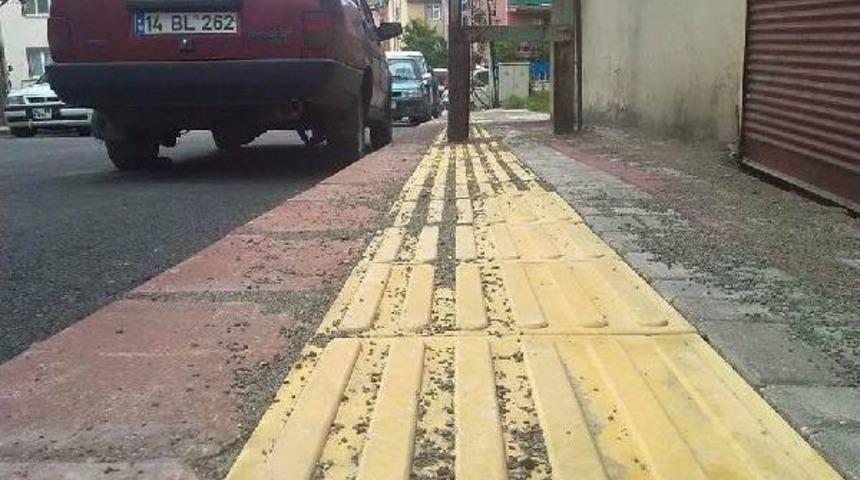 Kabartmalı Şeritler Elektrik Direğinin Ortasından Ge&ccedil;irildi