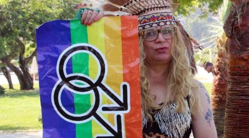 Eşcinsellerin Sorununa Dikkati &Ccedil;ekmek I&ccedil;in Paraş&uuml;tle U&ccedil;tu