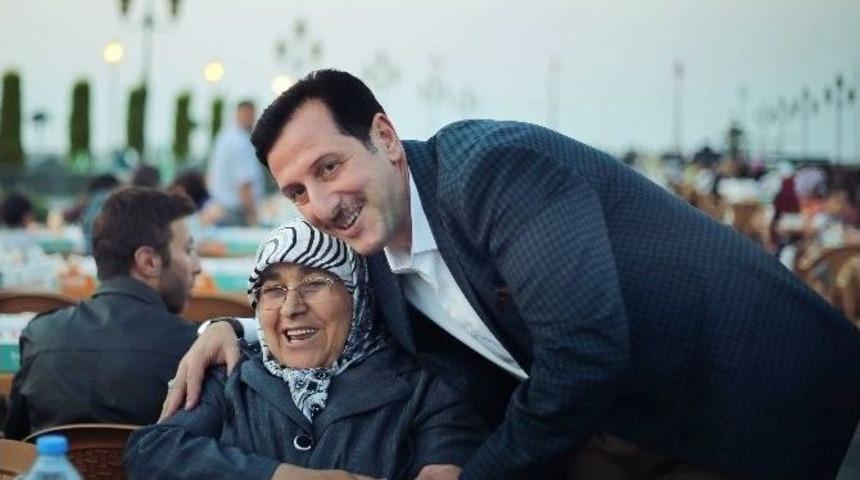 İlkadım Belediyesinden Yabancılar &Ccedil;arşısında &Uuml;&ccedil; Bin Kişiye İftar