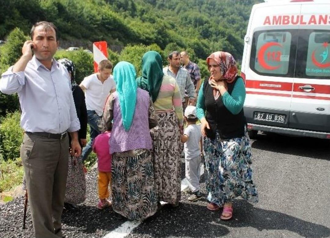 Otomobil U&ccedil;urumdan Yuvarlandı: 3 Yaralı