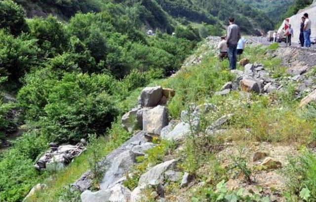 Zonguldak'ta Otomobil Uçuruma Yuvarlandı: 3 Yaralı