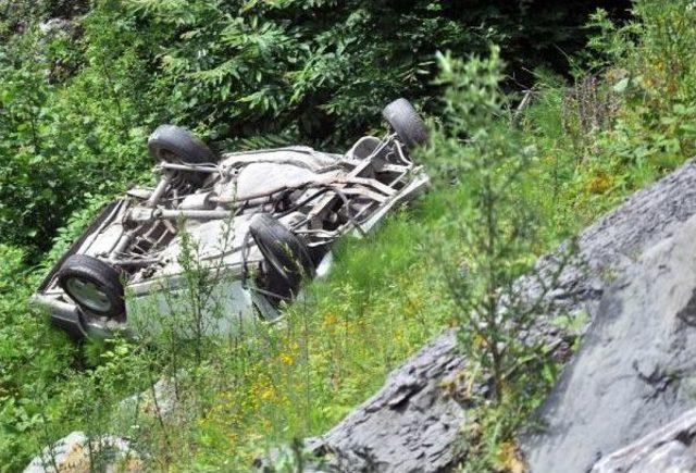 Zonguldak'ta Otomobil Uçuruma Yuvarlandı: 3 Yaralı